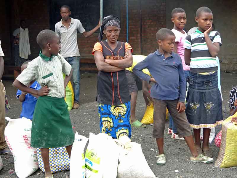 Aide alimentaire à une grand-mère élevant seule ses petits-enfants orphelins