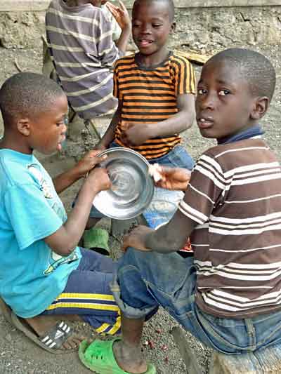 Repas de midi servi aux enfants vulnérables le samedi au Point d'Ecoute