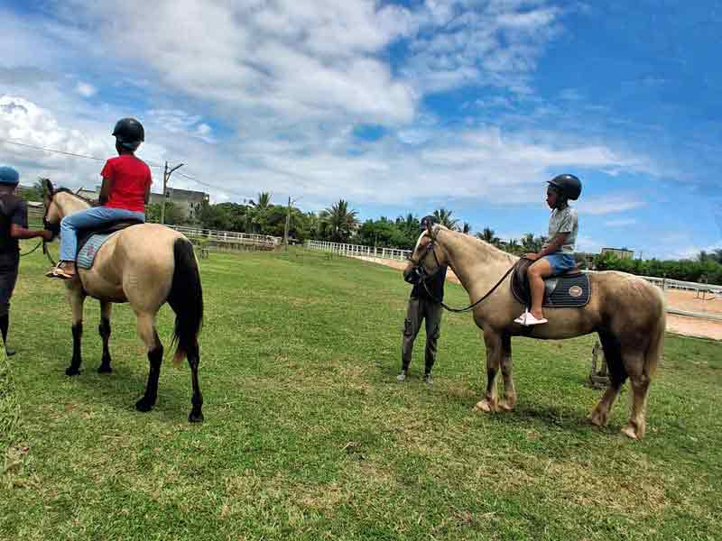 Séance d'équitation pour les orphelines d'Antalaha