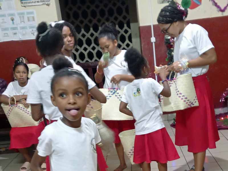 Cadeaux de Noël pour les orphelines de Majunga