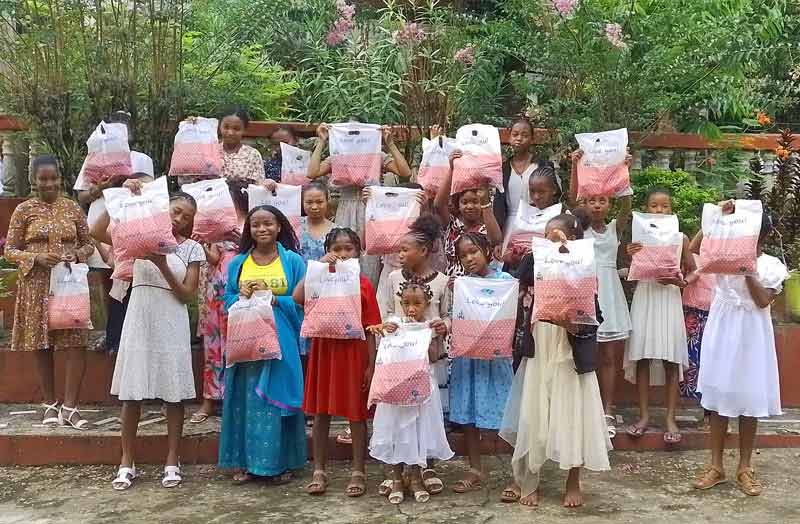 Cadeaux de Noël pour les orphelines de l'Ile Sainte Marie