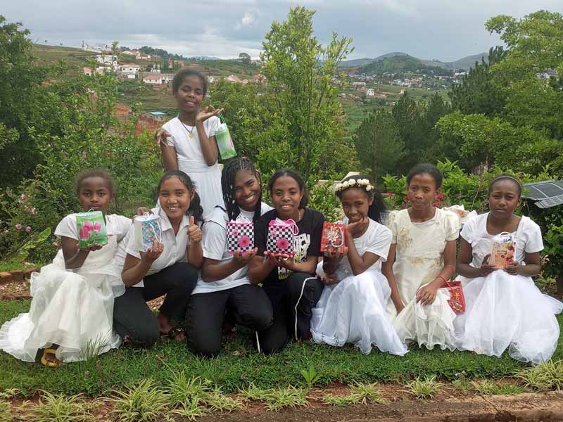 Cadeaux de Noël pour les orphelines du Foyer Jean-Paul II à Tananarive