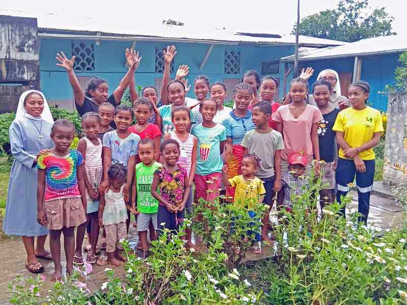 Orphelines d'Amboangibé à Madagascar