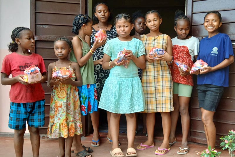 Cadeaux de Noël pour les orphelines de Sambava