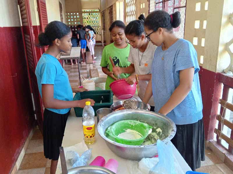 Préparation du repas de Noël à l'orphelinat de Majunga