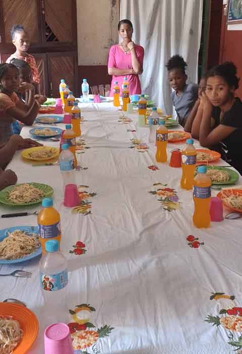 Repas de Noël à l'orphelinat de l'Ile Sainte Marie