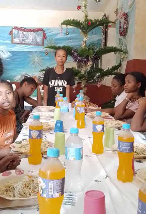 Repas de Noël à l'orphelinat de l'Ile Sainte Marie