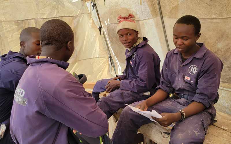 Les apprentis candidats au brevet de menuiserie attendent pendant la délibération du jury