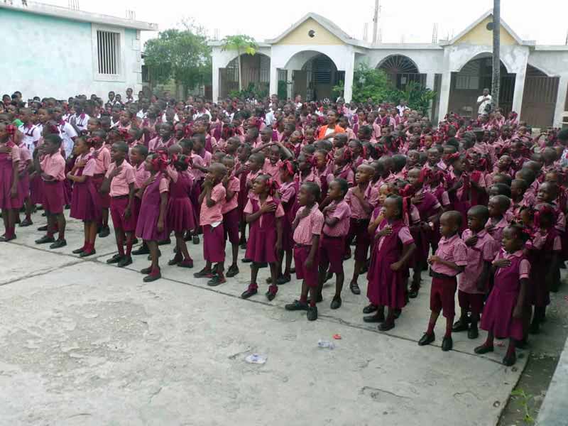 Rassemblement des enfants dans la cour de l'école Saint Alphonse de Cité Soleil