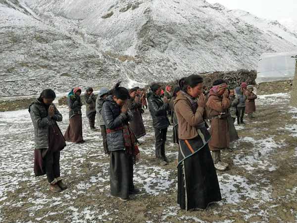 Elèves de Tinje dans le Haut Dolpo durant les classes d'hiver sous la neige