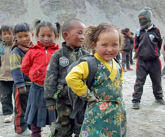 Enfants tibétains de l'école de Tinje dans le Haut Dolpo au Népal