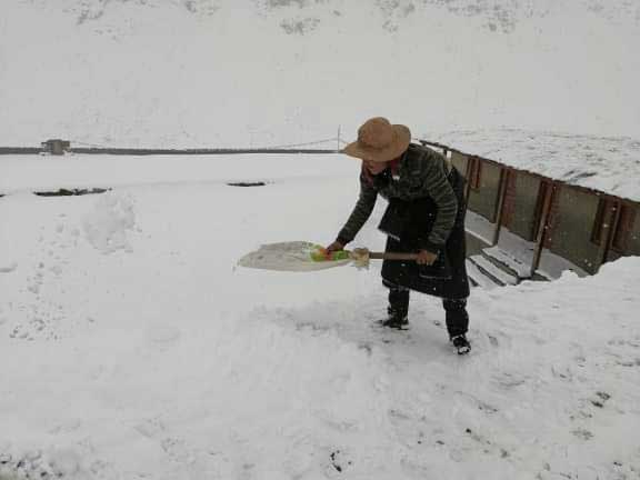 Travaux d'entretien durant l'hiver à l'école de Tinje dans le Haut Dolpo 