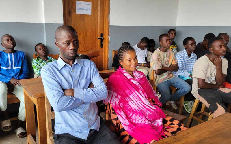 Les parents des apprentis menuisiers assistent à la remise des diplômes