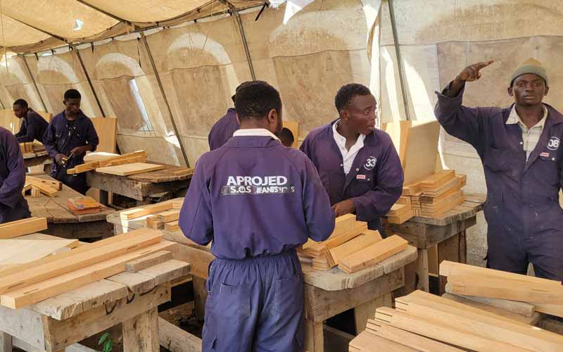 Evaluation pratique du travail des apprentis menuisiers pour le passage devant le jury