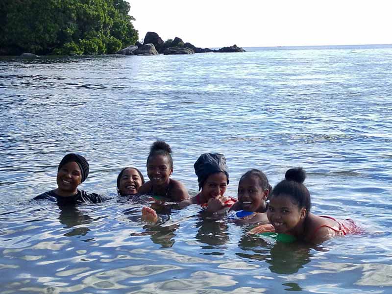 Bain de mer pour les orphelines de l'Ile Sainte Marie à Madagascar