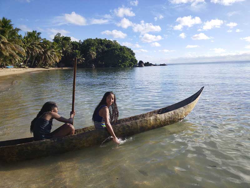 Balade en pirogue pour les orphelines de l'Ile Ste Marie à Madagascar