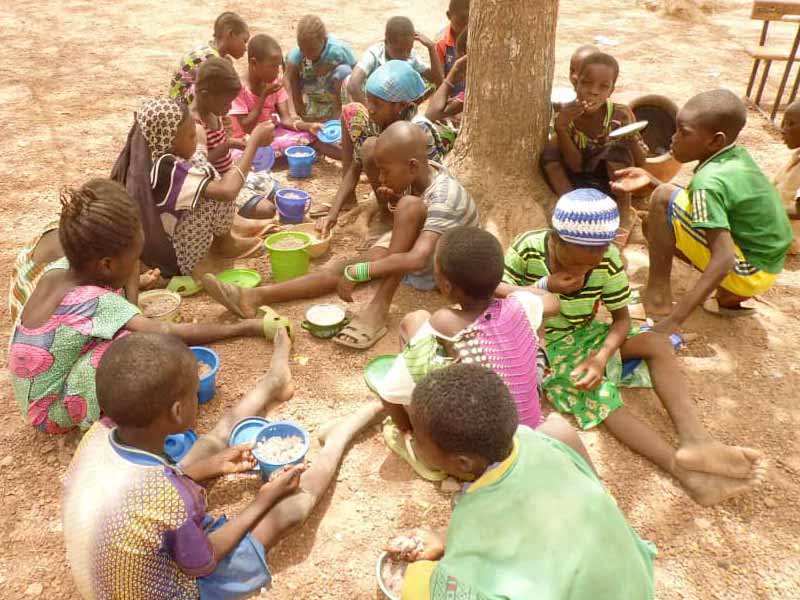 Repas des enfants dans le cadre de la cantine scolaire de Guiè au Burkina Faso