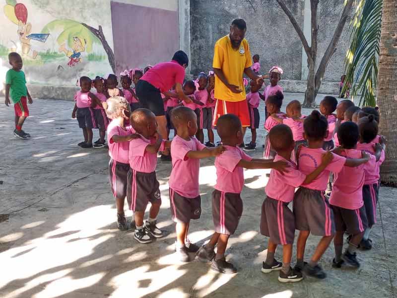Ronde et danse pour les écoliers  du préscolaire de Cité Soleil
