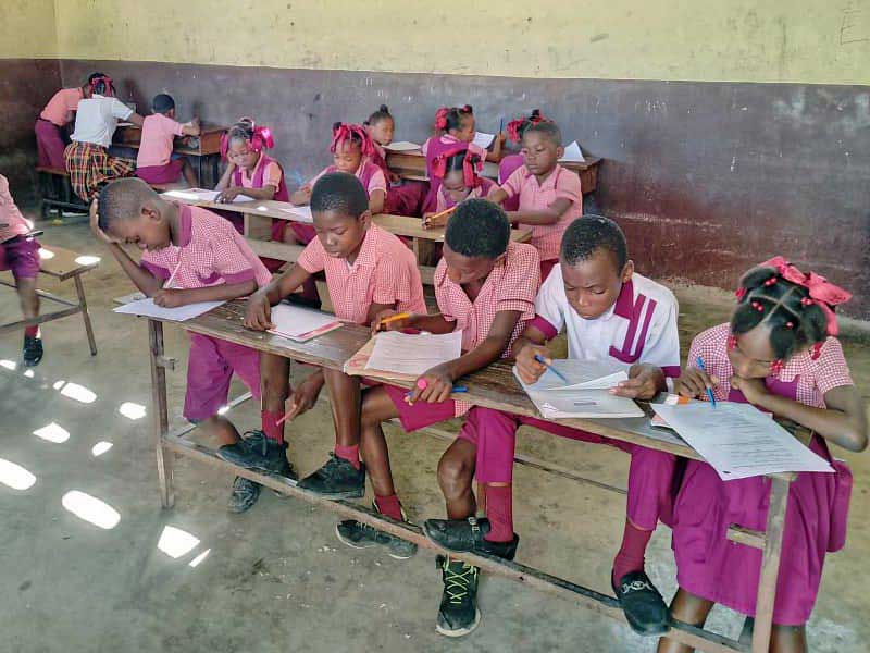Ecoliers de l'école St Alphonse de Cité Soleil au travail.