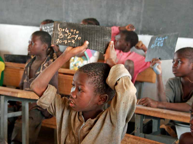 Ecoliers de Guiè au Burkina Faso en classe pendant une leçon de calcul