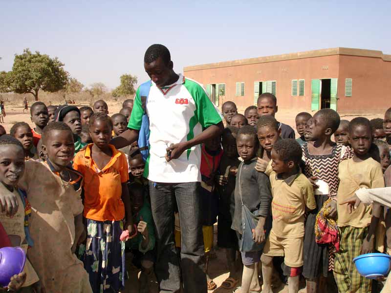 Ecoliers de Guiè au Burkina Faso encadrés par leur instituteur