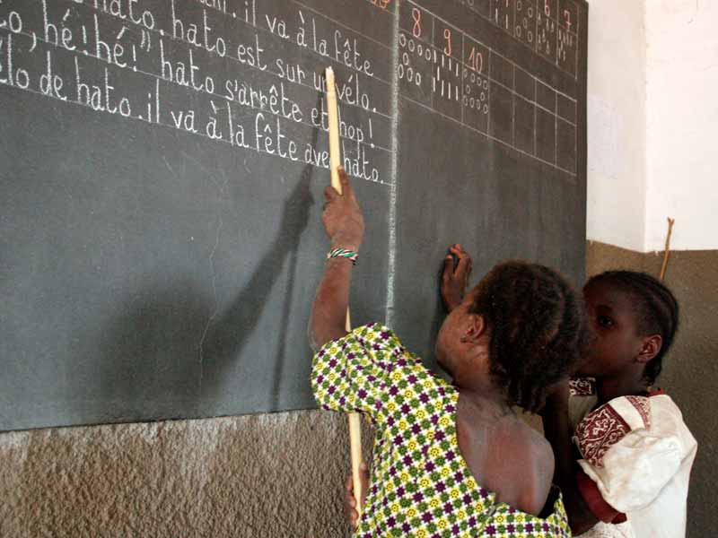 Apprentissage de la lecture au tableau noir pour les écoliers de Guiè au Burkina