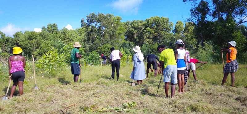 Jardinage pour les orphelines de l'Ile Ste Marie à Madagascar