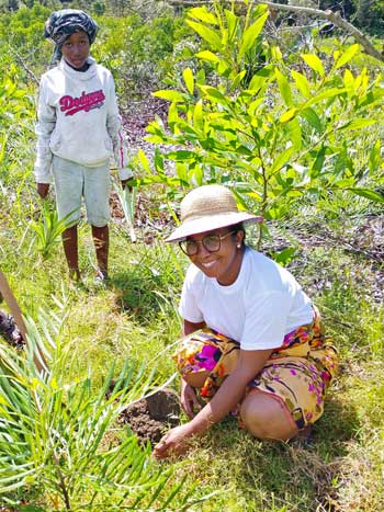Les orphelines de l'Ile Sainte Marie plantent des ananas et des bananiers à Madagascar