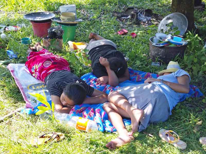 Petite sieste à l'ombre pour les orphelines de l'Ile Sainte Marie à Madagascar