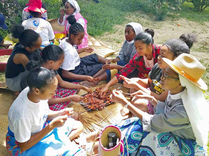 Pique-nique sur la plage à Madagascar