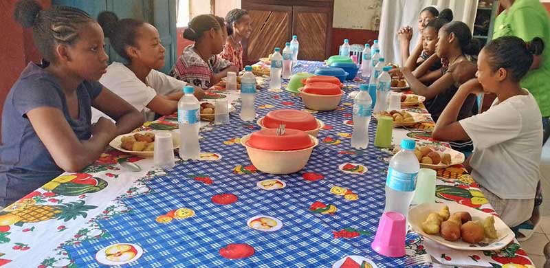 Repas de Pâques pour les orphelines de l'Ile Ste Marie à Madagascar
