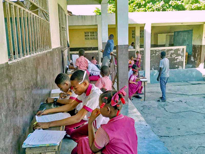 Travail scolaire dans la cour de l'école St Alphonse de Cité Soleil