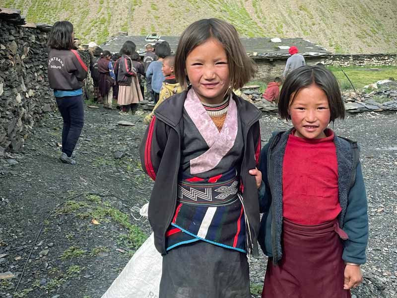 Fillettes de Tinjé dans le Haut Dolpo au Népal