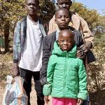 Un enfant du Village d'Enfants Bumi de Karavia en RDC retrouve son père et ses deux frères