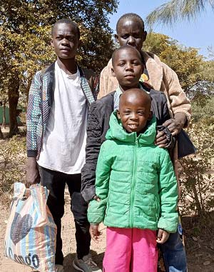 Un enfant du Village d'Enfants Bumi de Karavia en RDC retrouve son père et ses deux frères