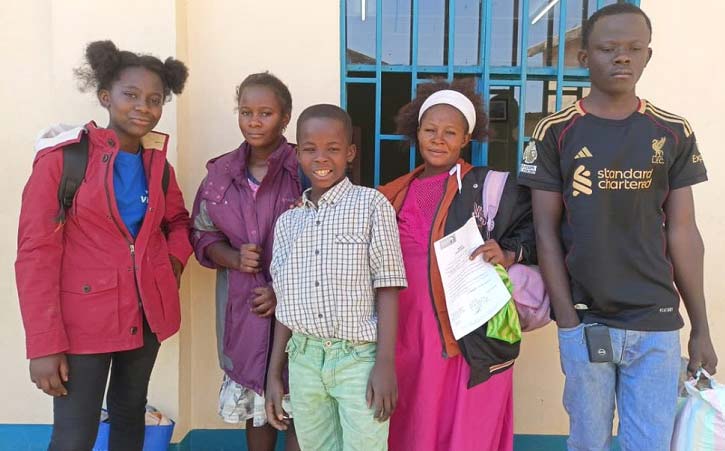 Enfants du Village d'Enfants Bumi de Karavia ramenés dans leur famille pour un séjour de rapprochement familial durant les vacances.